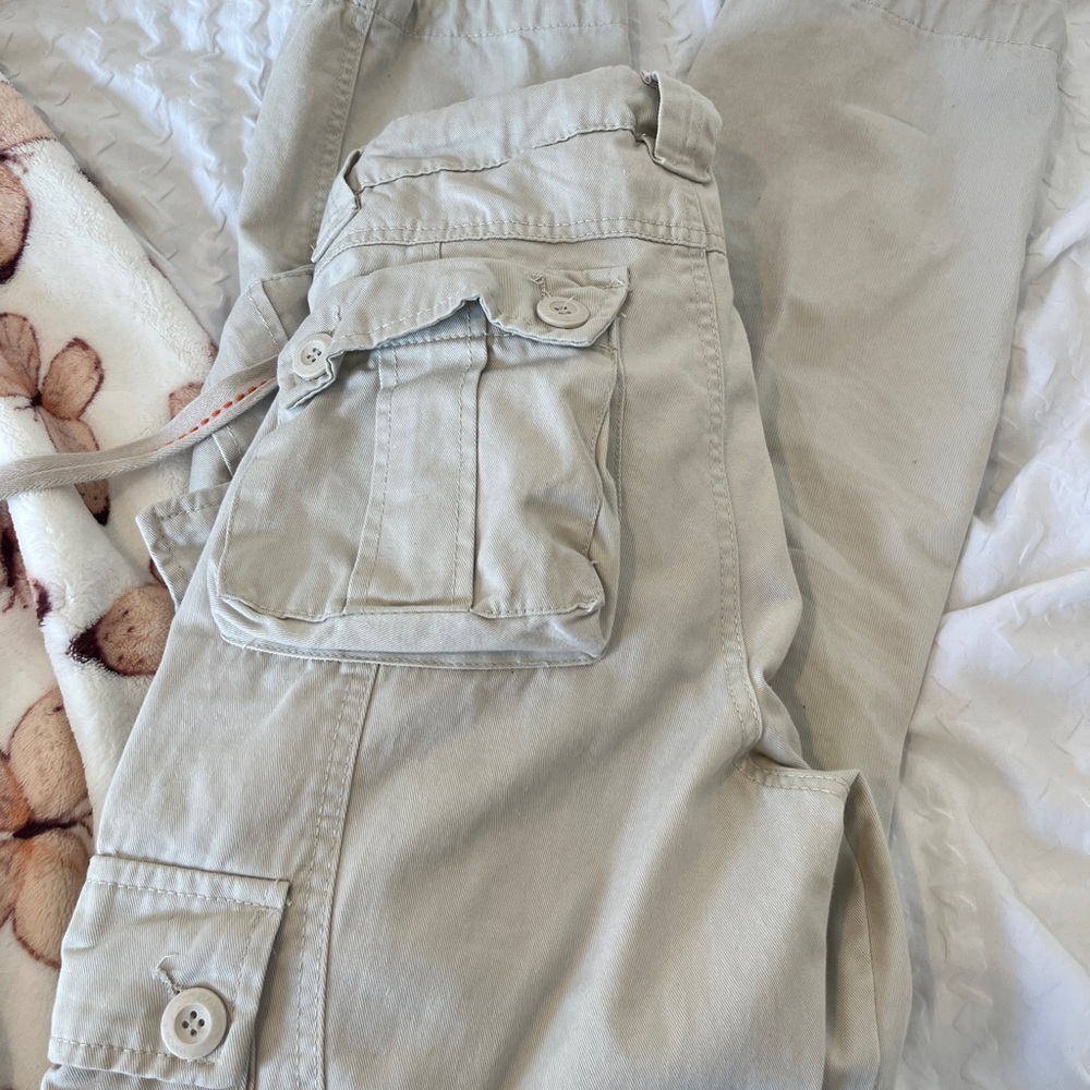 cream cargo pants size 27 can fit a size 23